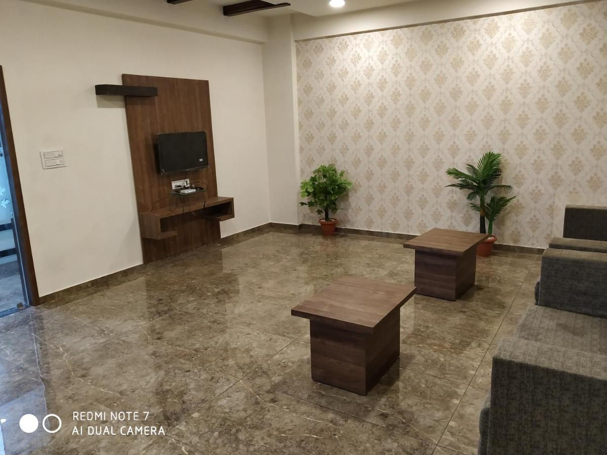 Hotel Krishna Palace Ānand Extérieur photo