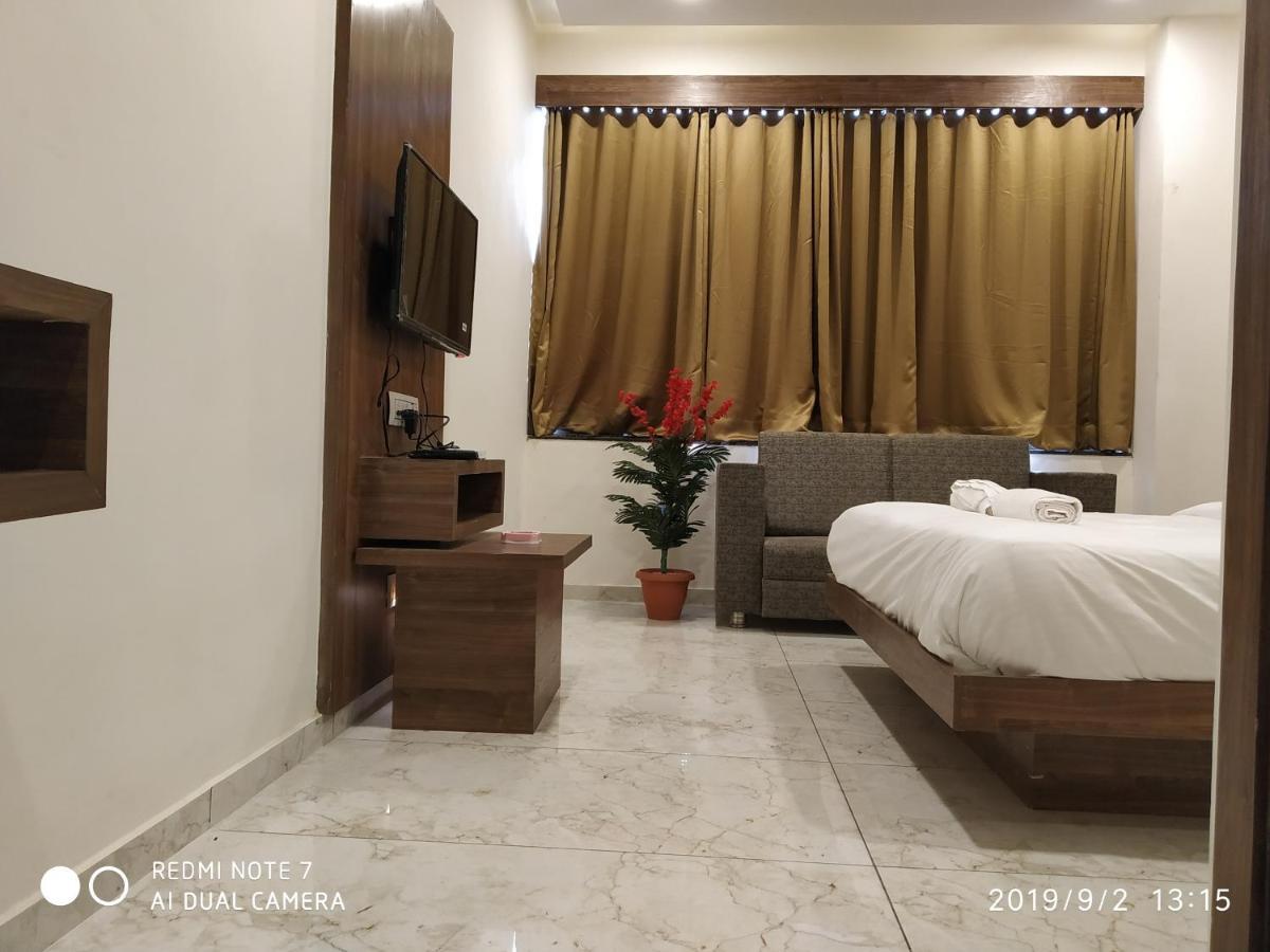 Hotel Krishna Palace Ānand Extérieur photo