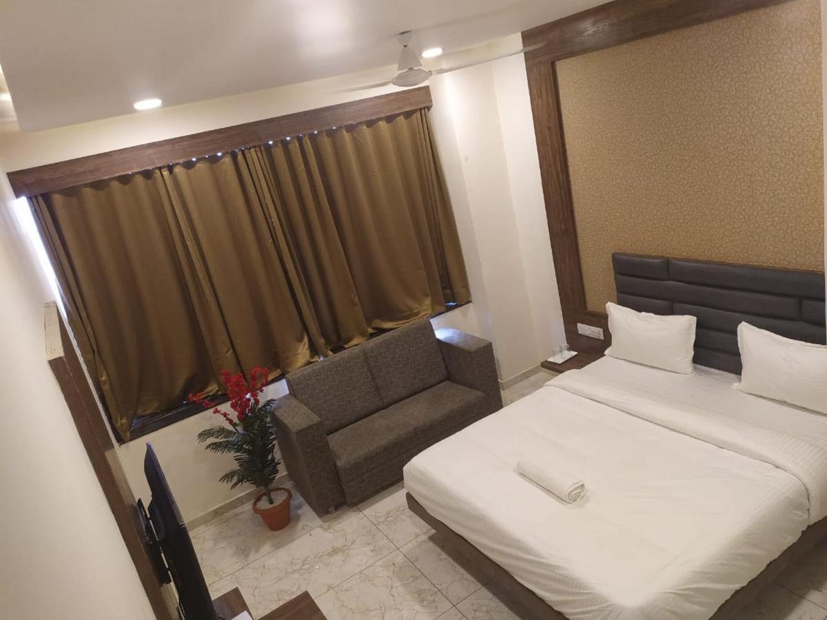 Hotel Krishna Palace Ānand Extérieur photo