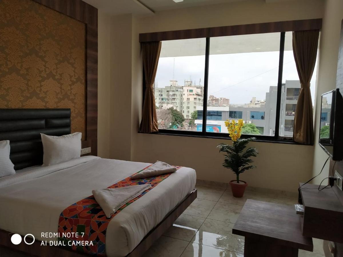 Hotel Krishna Palace Ānand Extérieur photo