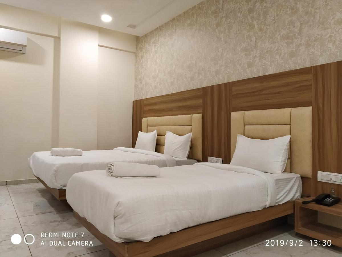 Hotel Krishna Palace Ānand Extérieur photo