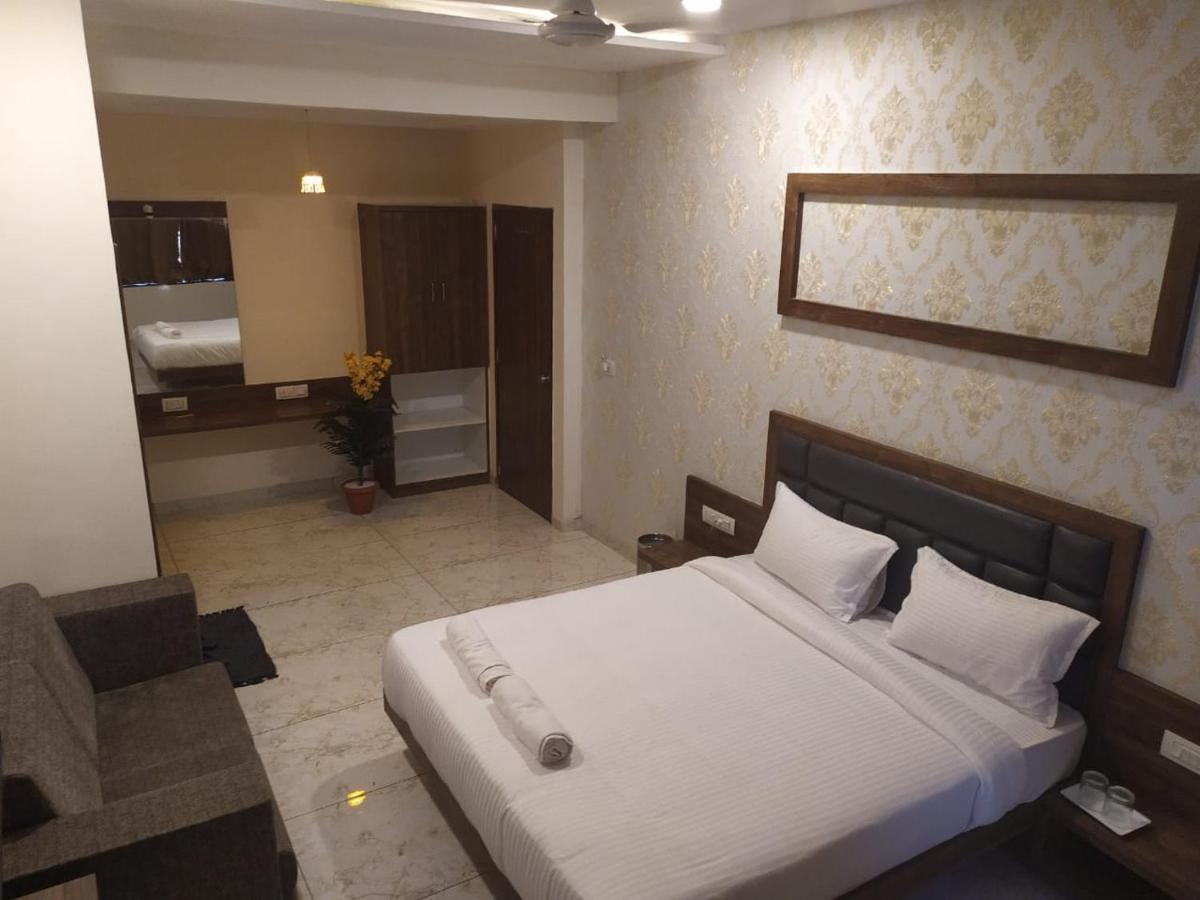Hotel Krishna Palace Ānand Extérieur photo