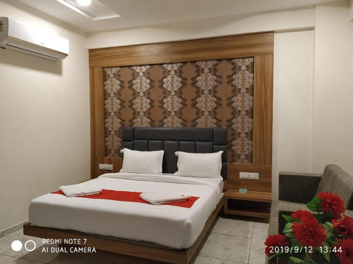 Hotel Krishna Palace Ānand Extérieur photo
