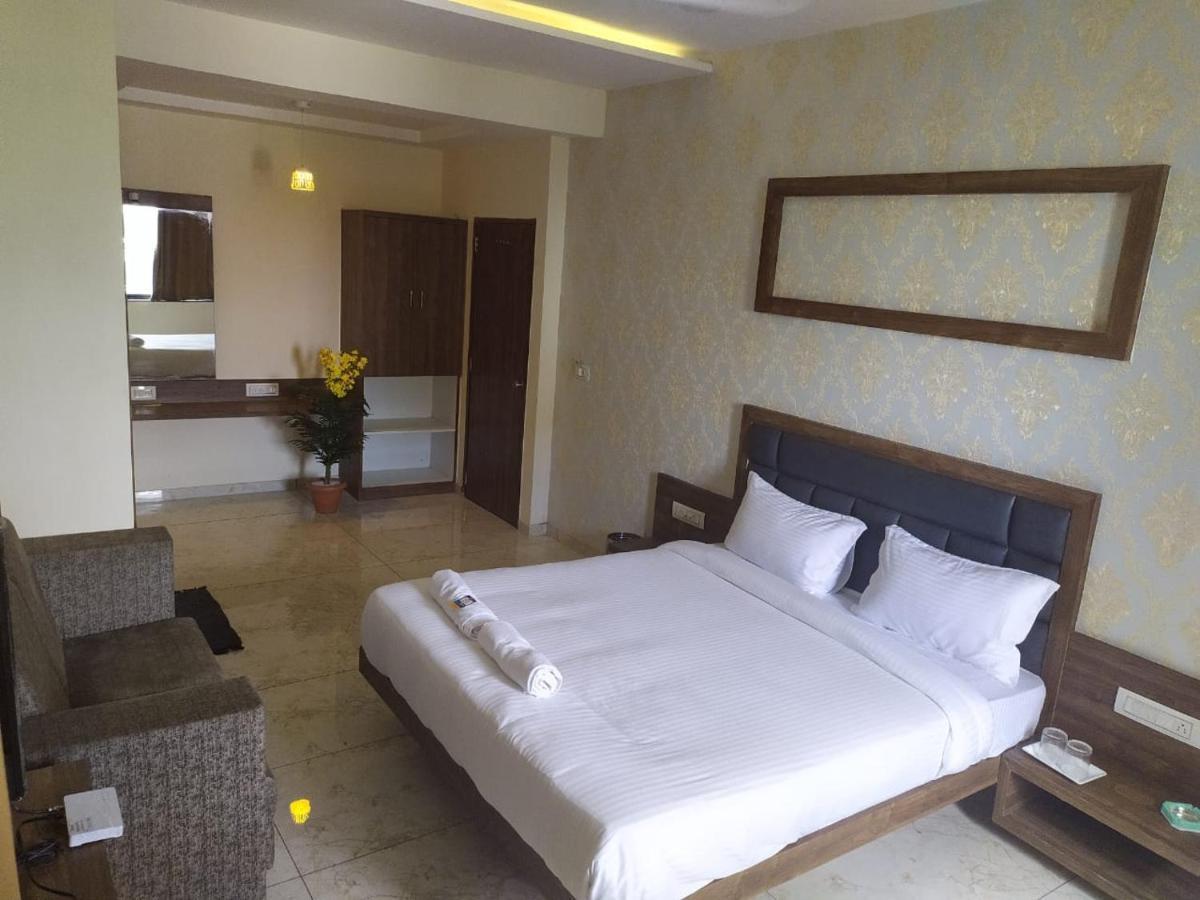 Hotel Krishna Palace Ānand Extérieur photo