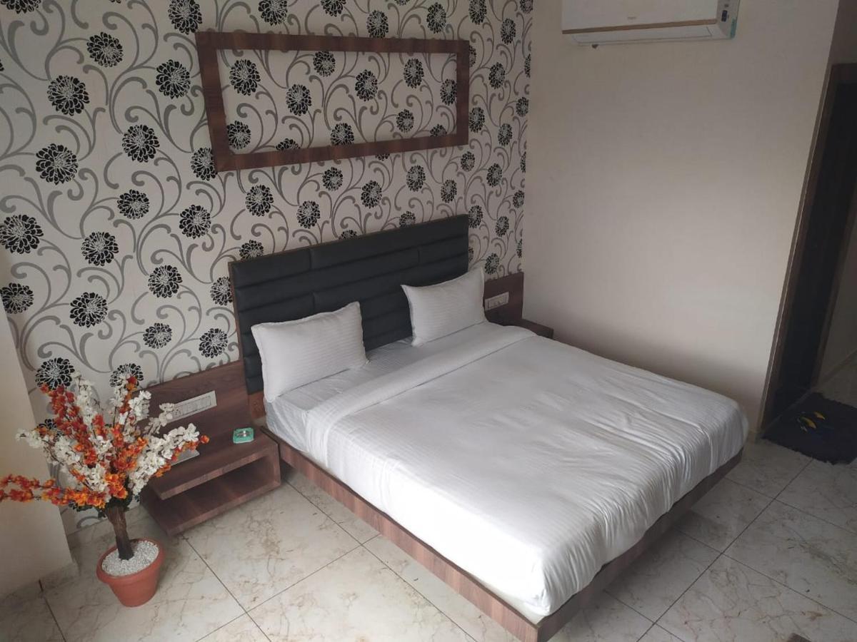 Hotel Krishna Palace Ānand Extérieur photo