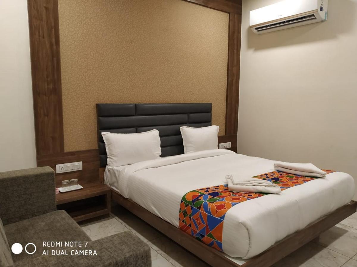Hotel Krishna Palace Ānand Extérieur photo