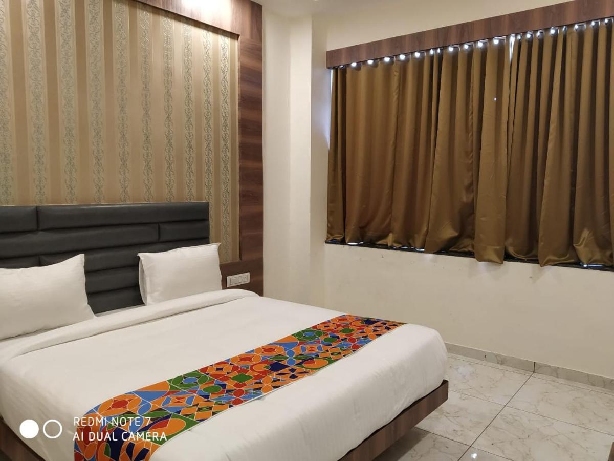 Hotel Krishna Palace Ānand Extérieur photo