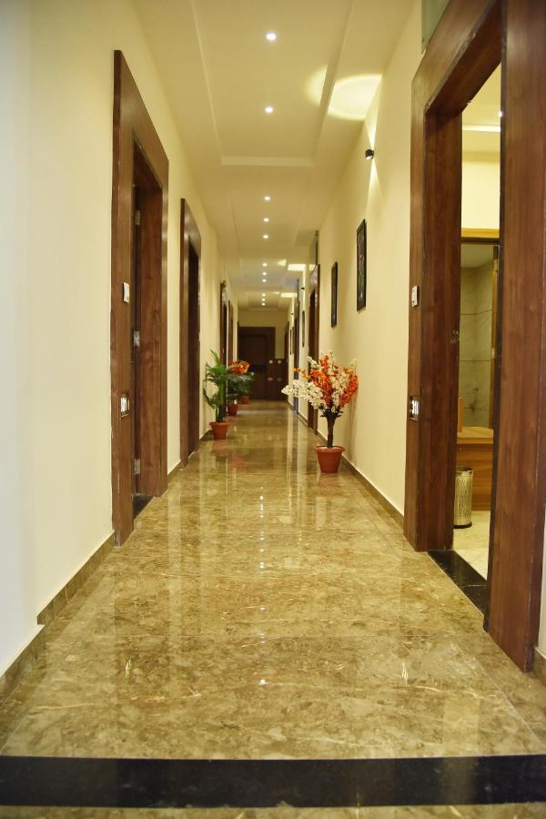 Hotel Krishna Palace Ānand Extérieur photo