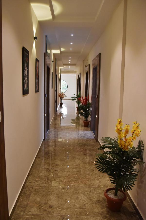 Hotel Krishna Palace Ānand Extérieur photo