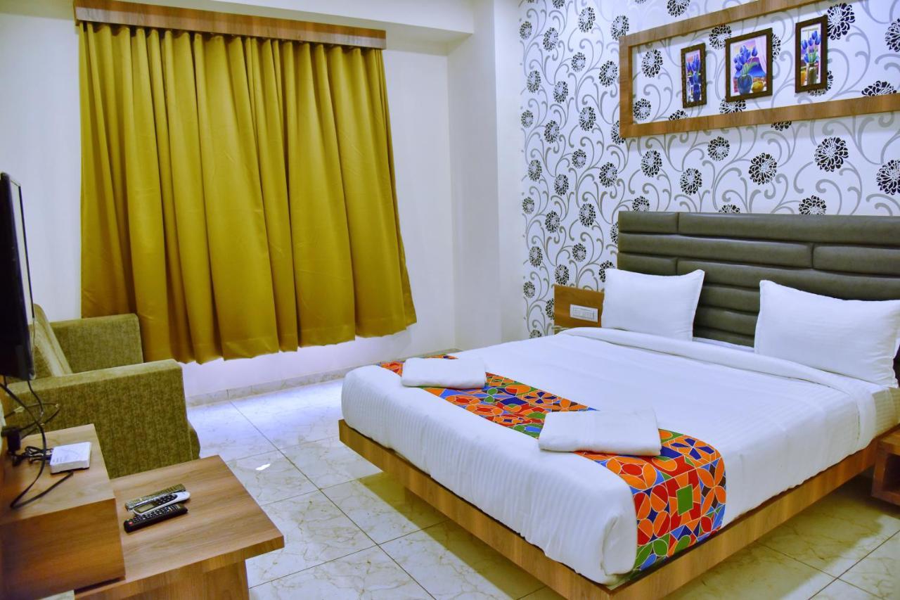 Hotel Krishna Palace Ānand Extérieur photo