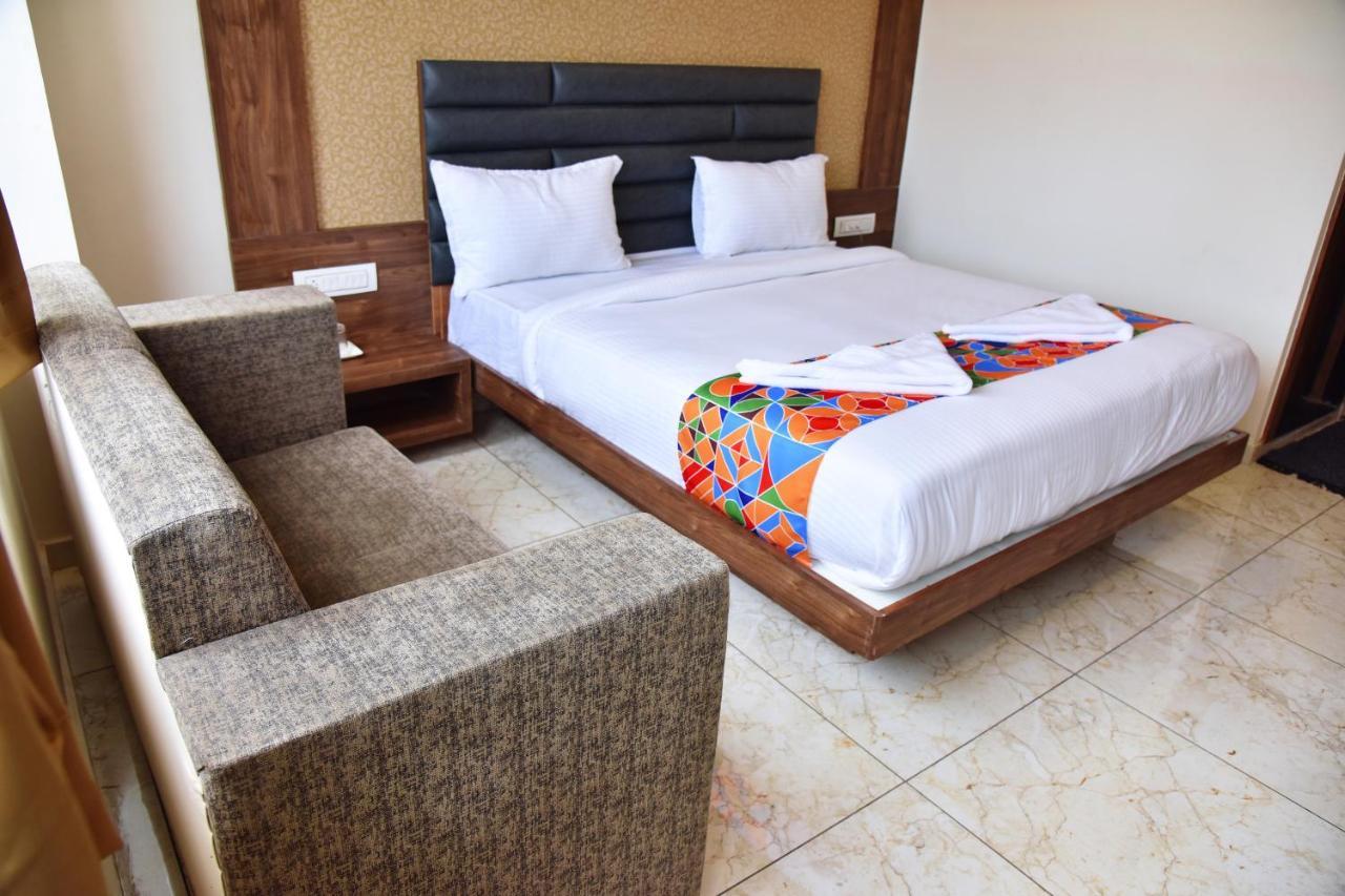 Hotel Krishna Palace Ānand Extérieur photo